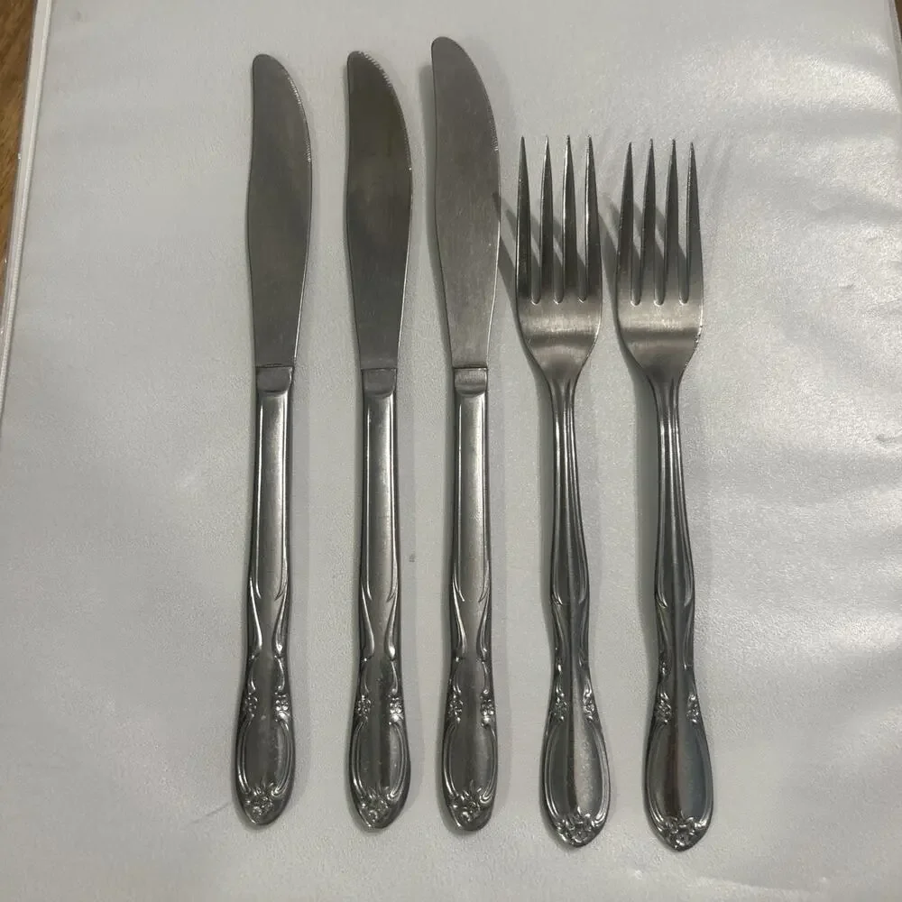 Vtg Superior International Chapel Hill Set of 5 - Dinner Knives & 2 Dinner Forks